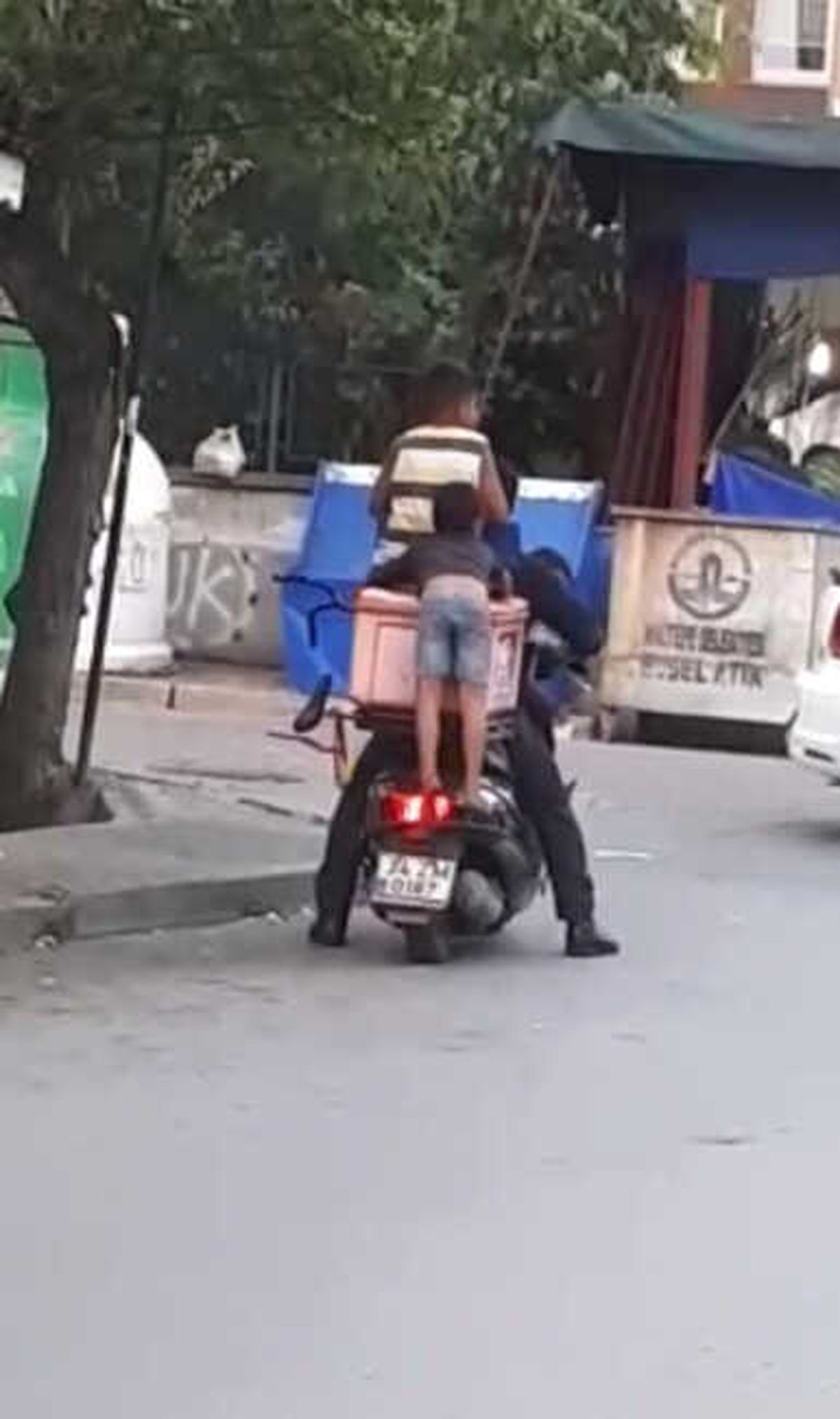 Maltepe'de Çocukların Motosiklet Üzerindeki Tehlikeli Yolculuğu Kamerada