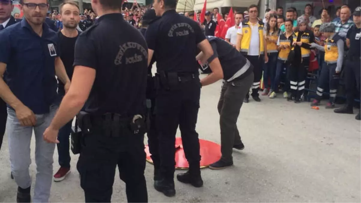 Şehit Cenazesinde CHP Çelengini Parçaladılar