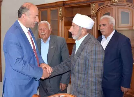 Vali Azizoglu'ndan Kan Davalı Aileler Arasında Barış Girişimi Vali Azizoglu'ndan Kan Davalı Aileler Arasında Barış Girişimi