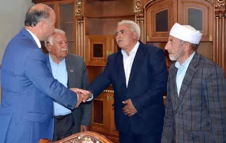 Vali Azizoglu'ndan Kan Davalı Aileler Arasında Barış Girişimi Vali Azizoglu'ndan Kan Davalı Aileler Arasında Barış Girişimi