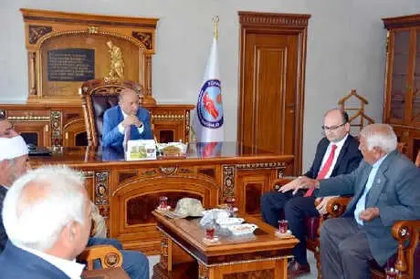 Vali Azizoglu'ndan Kan Davalı Aileler Arasında Barış Girişimi Vali Azizoglu'ndan Kan Davalı Aileler Arasında Barış Girişimi