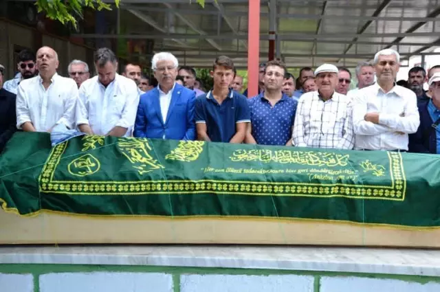 Cem Yılmaz'ın Cenazesi Yüzlerce İnsanı Buluşturdu