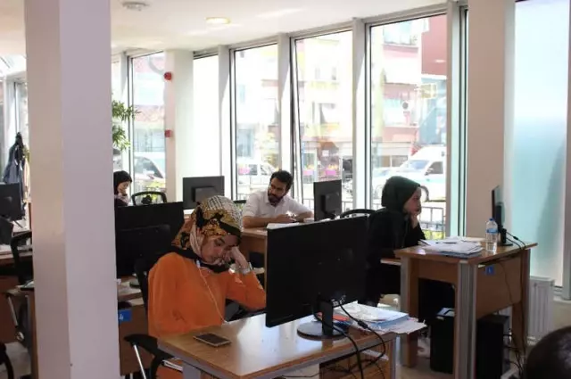 Esenler Belediye Başkanı Göksu'dan Üniversite Adaylarına Moral Ziyareti Esenler Belediye Başkanı Göksu'dan Üniversite Adaylarına Moral Ziyareti