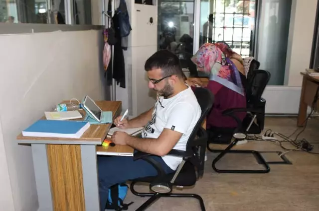 Esenler Belediye Başkanı Göksu'dan Üniversite Adaylarına Moral Ziyareti Esenler Belediye Başkanı Göksu'dan Üniversite Adaylarına Moral Ziyareti