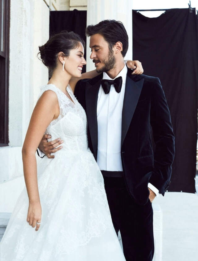 Oyuncu Pelin Akil ve Anıl Altan İsviçre'deki Sıcak Havuzda Aşk Tazeledi
