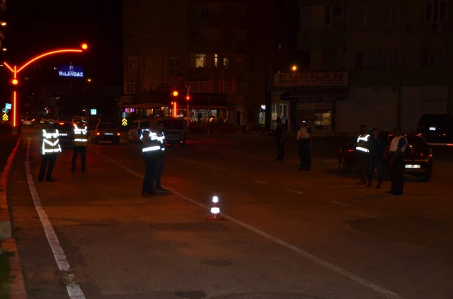 Adana'nın Kozan ilçesinde polis ekiplerince "Huzur 8" asayiŸ uygulaması gerçekleŸtirildi. ile ilgili görsel sonucu