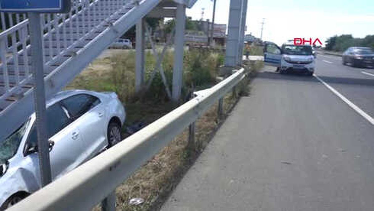 Tekirdağ - Üst Geçicin Merdivenlerine Çarpan Otomobildeki Kadın Yaralandı