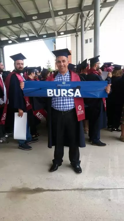 5 Üniversite Bitiren Doktorun Okuma Azmi Örnek Oluyor 5 Üniversite Bitiren Doktorun Okuma Azmi Örnek Oluyor