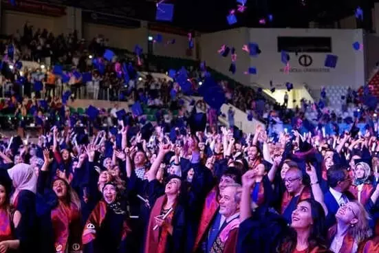 5 Üniversite Bitiren Doktorun Okuma Azmi Örnek Oluyor 5 Üniversite Bitiren Doktorun Okuma Azmi Örnek Oluyor
