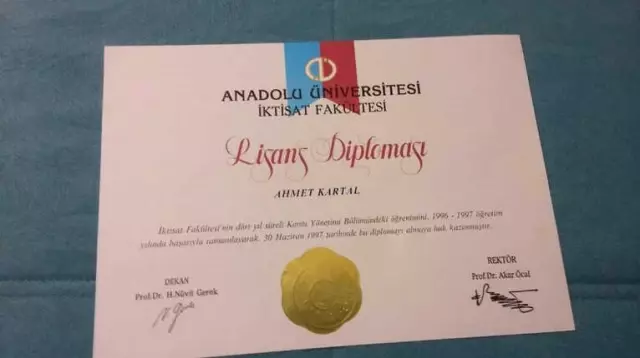 5 Üniversite Bitiren Doktorun Okuma Azmi Örnek Oluyor 5 Üniversite Bitiren Doktorun Okuma Azmi Örnek Oluyor