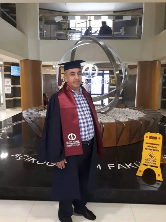 5 Üniversite Bitiren Doktorun Okuma Azmi Örnek Oluyor 5 Üniversite Bitiren Doktorun Okuma Azmi Örnek Oluyor