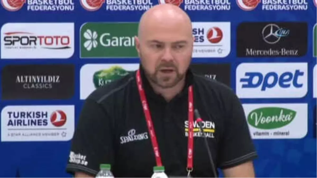 İsveç'in Başantrenörü Basın Toplantısında Konuştu