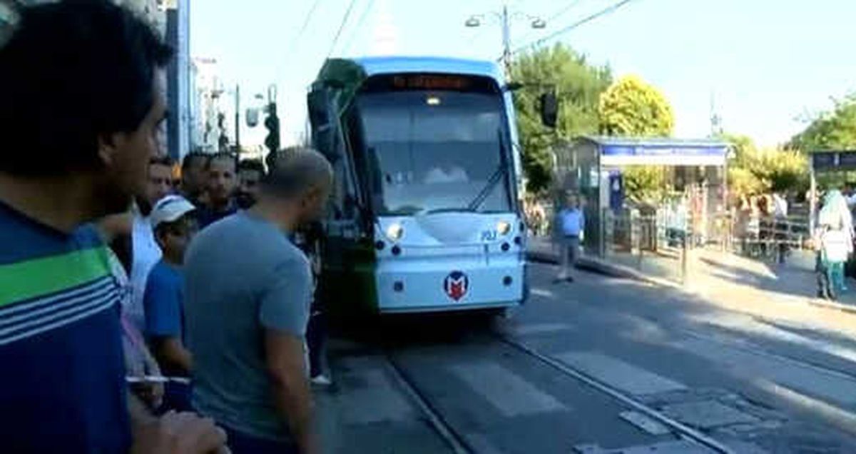 Sultanahmet'te Tramvay Raydan Çıktı, Seferler Bir Süre Aksadıktan Sonra Yeniden Başladı