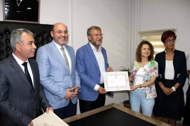 AK Parti'li Vekiller Mazbatalarını Aldı AK Parti'li Vekiller Mazbatalarını Aldı