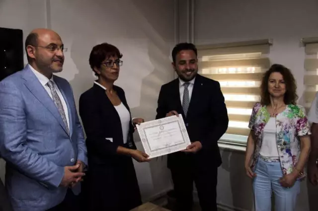 AK Parti'li Vekiller Mazbatalarını Aldı AK Parti'li Vekiller Mazbatalarını Aldı