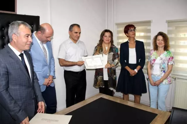 AK Parti'li Vekiller Mazbatalarını Aldı AK Parti'li Vekiller Mazbatalarını Aldı