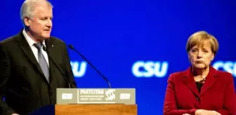 Deutsche Welle: Almanya İçişleri Bakanı İstifa Etti! Merkel, Hükümet Kriziyle Karşı Karşıya Deutsche Welle: Almanya İçişleri Bakanı İstifa Etti! Merkel, Hükümet Kriziyle Karşı Karşıya