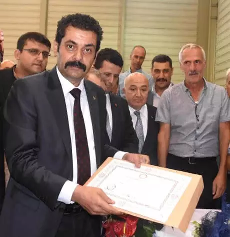izmir de mhp iyi parti ve hdp li vekiller mazbatalarini aldi