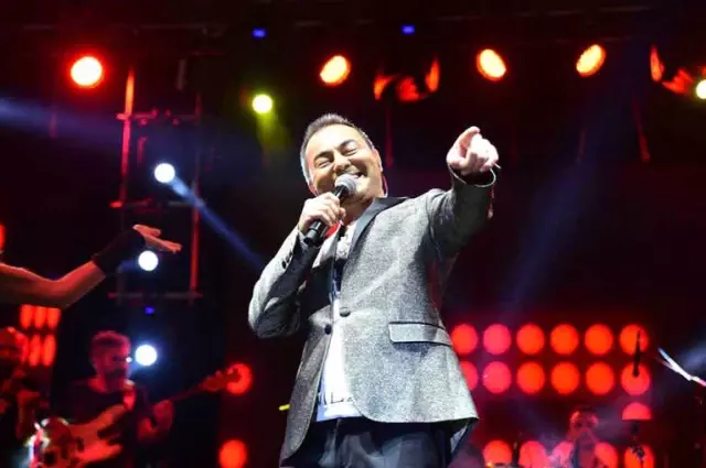 Serdar Ortaç Finike'yi Salladı