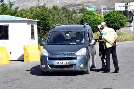 Sivas Olaylarında Hayatını Kaybedenler 25'inci Yıl Dönümünde Anıldı Sivas Olaylarında Hayatını Kaybedenler 25'inci Yıl Dönümünde Anıldı