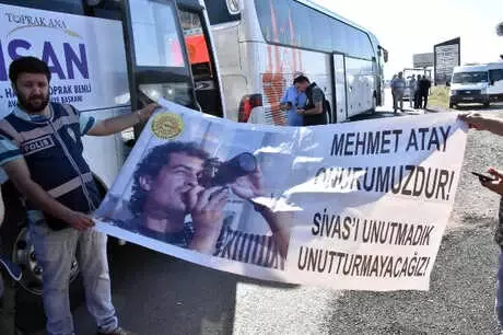 Sivas Olaylarında Hayatını Kaybedenler 25'inci Yıl Dönümünde Anıldı Sivas Olaylarında Hayatını Kaybedenler 25'inci Yıl Dönümünde Anıldı