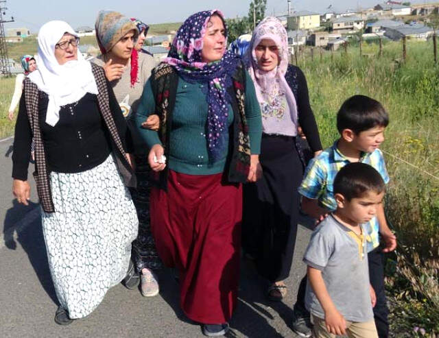 Leyla Aydemir'in Acılı Annesi, Kızının Mezarına Kapanıp Kürtçe Ağıt Yaktı