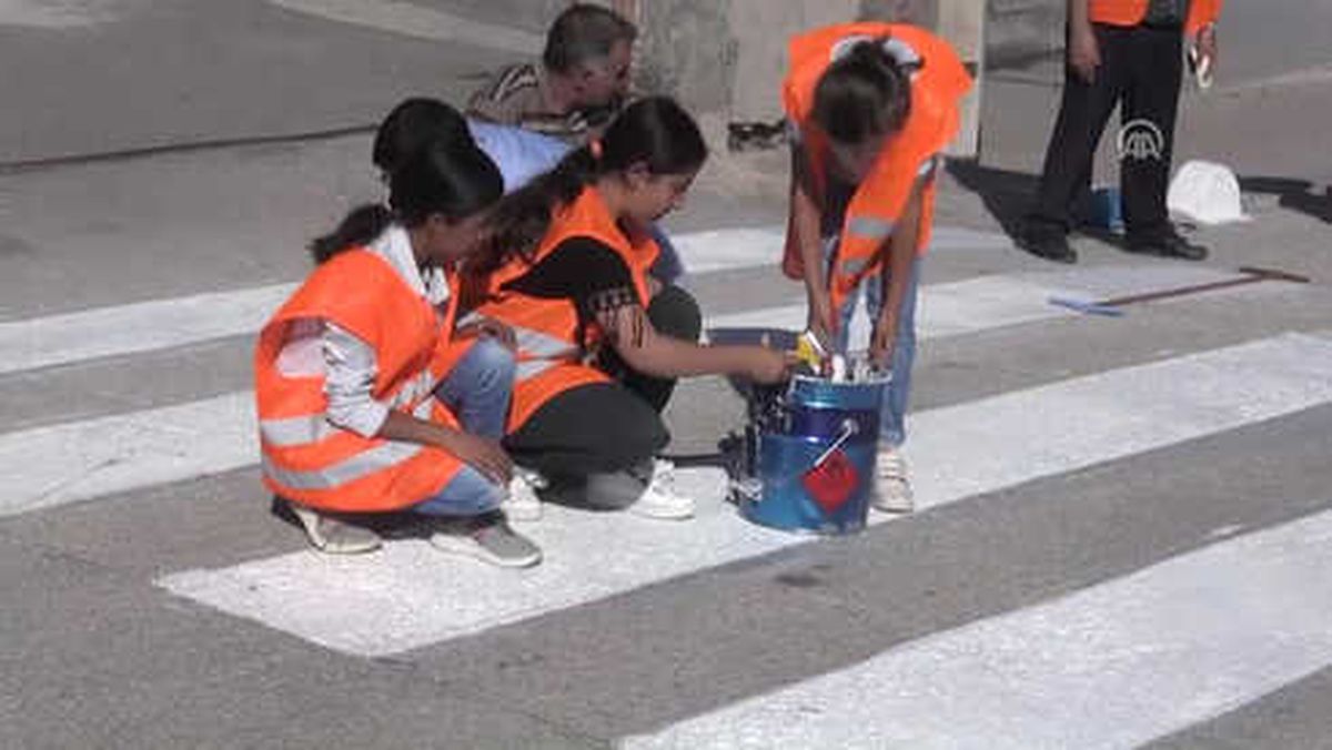 Öğrencilerden Okul Önüne '3 Boyutlu' Yaya Geçidi