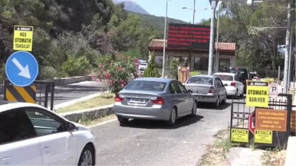 Ege Sahilleri Sıcak Havada Doldu