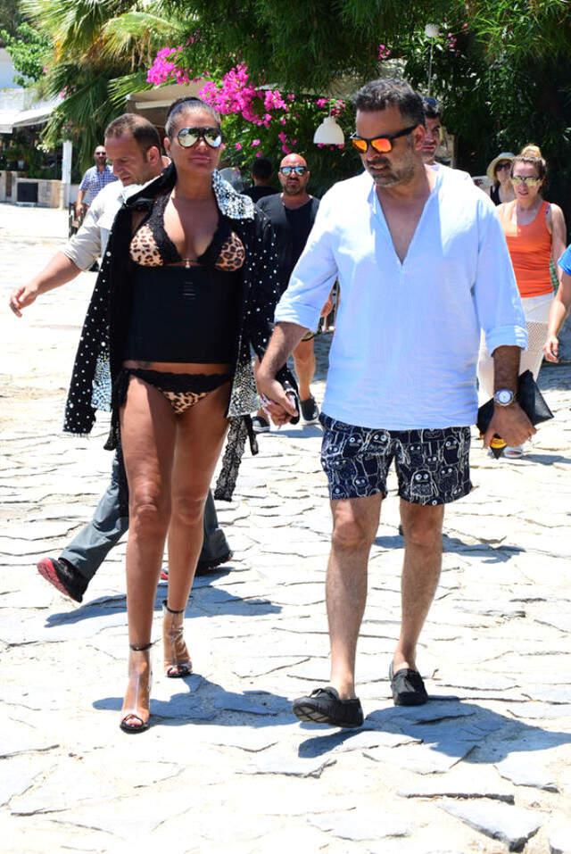 Kim Kardashian In Giydigi Botlara Ozenen Sureyya Yalcin Arnavut Kaldirimda Yurumekte Gucluk Cekti