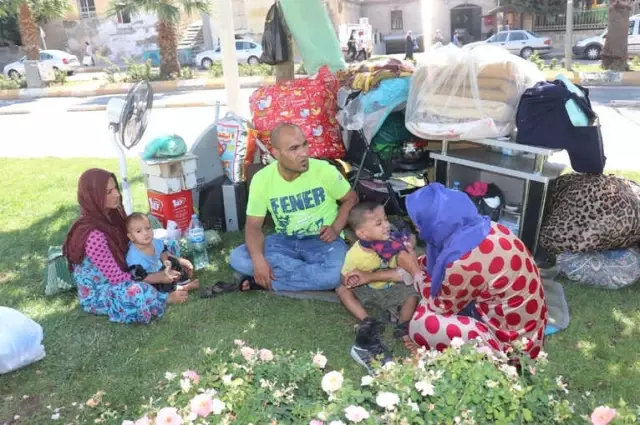 Kirayı Ödemeyince İki Eşi ve 3 Çocuğuyla Sokakta Kaldı