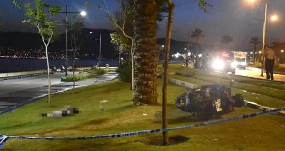 Motosiklet, Hızlı Girdiği Virajda Devrildi: 2 Ölü Motosiklet, Hızlı Girdiği Virajda Devrildi: 2 Ölü