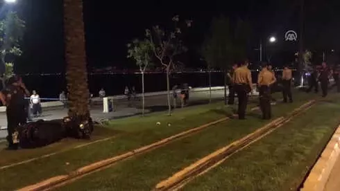 Yol Kenarına Savrulan Motosikletten Düşen 2 Kişi Öldü - İzmir Yol Kenarına Savrulan Motosikletten Düşen 2 Kişi Öldü - İzmir