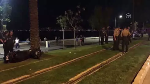 Yol Kenarına Savrulan Motosikletten Düşen 2 Kişi Öldü - İzmir Yol Kenarına Savrulan Motosikletten Düşen 2 Kişi Öldü - İzmir