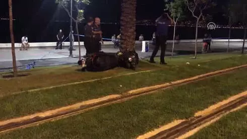 Yol Kenarına Savrulan Motosikletten Düşen 2 Kişi Öldü - İzmir Yol Kenarına Savrulan Motosikletten Düşen 2 Kişi Öldü - İzmir
