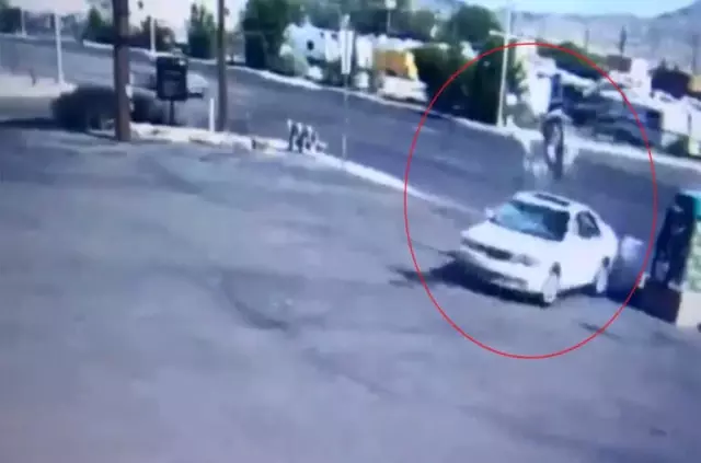 Otomobilin Çarptığı Bisikletli Metrelerce Uçtu Otomobilin Çarptığı Bisikletli Metrelerce Uçtu