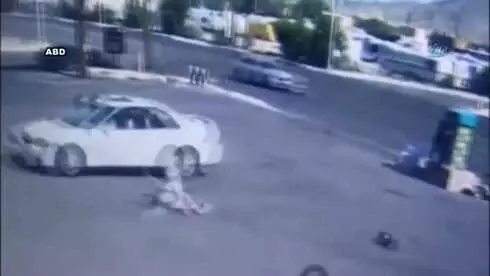 Otomobilin Çarptığı Bisikletli Metrelerce Uçtu Otomobilin Çarptığı Bisikletli Metrelerce Uçtu