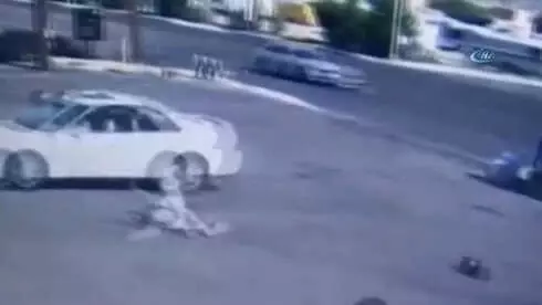 Otomobilin Çarptığı Motosikletli Metrelerce Uçtu Otomobilin Çarptığı Motosikletli Metrelerce Uçtu