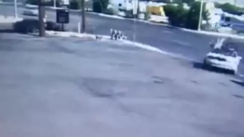 Otomobilin Çarptığı Motosikletli Metrelerce Uçtu Otomobilin Çarptığı Motosikletli Metrelerce Uçtu