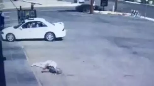 Otomobilin Çarptığı Motosikletli Metrelerce Uçtu Otomobilin Çarptığı Motosikletli Metrelerce Uçtu