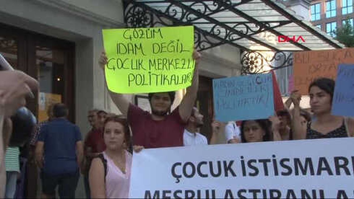 İstanbul Kadiköy'de Çocuk İstismarı Protestosu