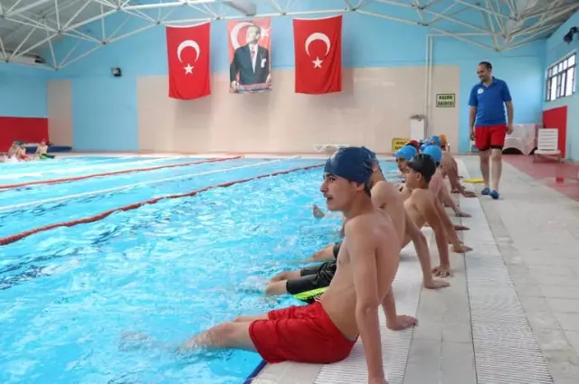 Ağrı'da Sıcaktan Bunalan Çocuklar Havuzda Serinliyor Ağrı'da Sıcaktan Bunalan Çocuklar Havuzda Serinliyor