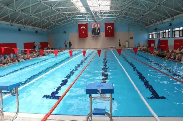 Ağrı'da Sıcaktan Bunalan Çocuklar Havuzda Serinliyor Ağrı'da Sıcaktan Bunalan Çocuklar Havuzda Serinliyor
