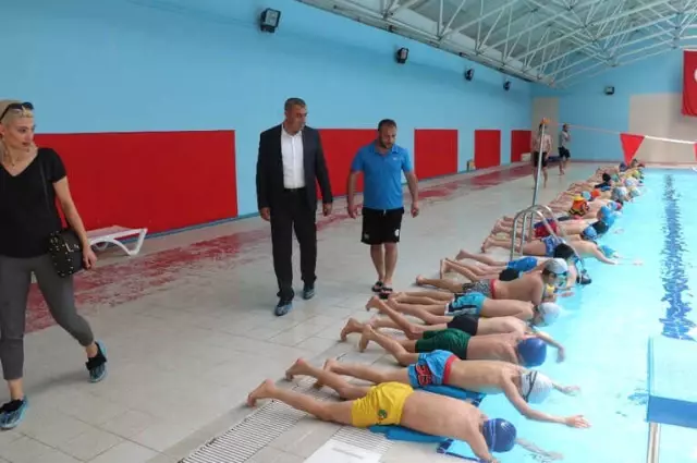 Ağrı'da Sıcaktan Bunalan Çocuklar Havuzda Serinliyor Ağrı'da Sıcaktan Bunalan Çocuklar Havuzda Serinliyor