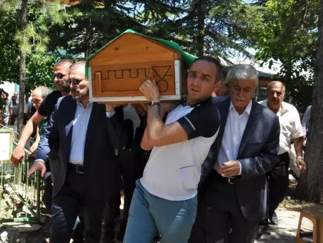 AK Parti Genel Başkan Yardımcısı Ünal'ın Acı Günü AK Parti Genel Başkan Yardımcısı Ünal'ın Acı Günü