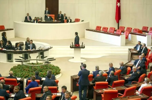Hdp'li Barış Atay'a Ant İçme Esnasında Vatandaşlardan Tepki