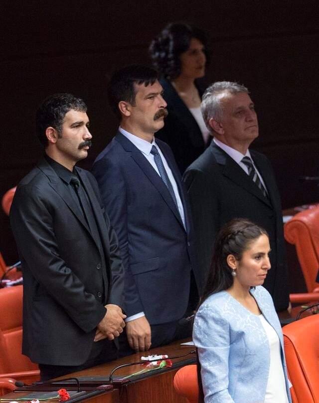 HDP'li Milletvekili Barış Atay Meclis'te Böyle Görüntülendi.