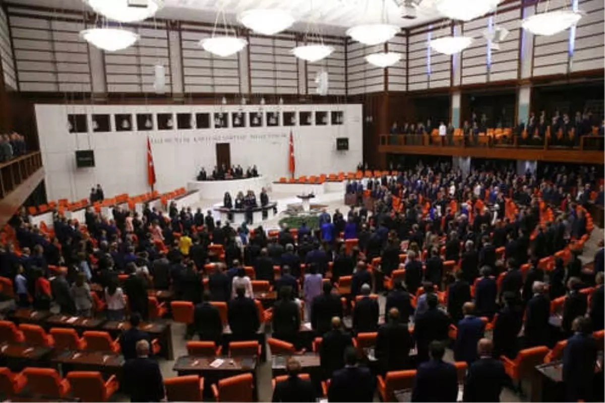 İlklerin Yaşandığı Meclis'teki Yemin Töreninde Bazı Vekiller Ayakta Kaldı
