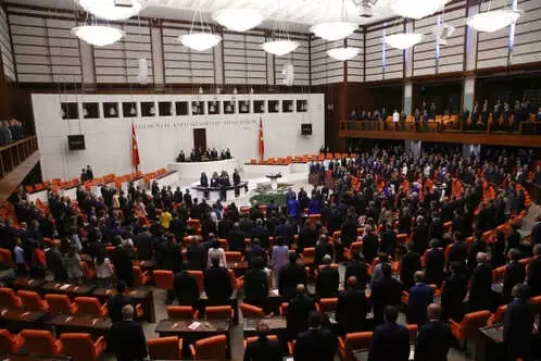 İlklerin Yaşandığı Meclis'teki Yemin Töreninde Bazı Vekiller Ayakta Kaldı