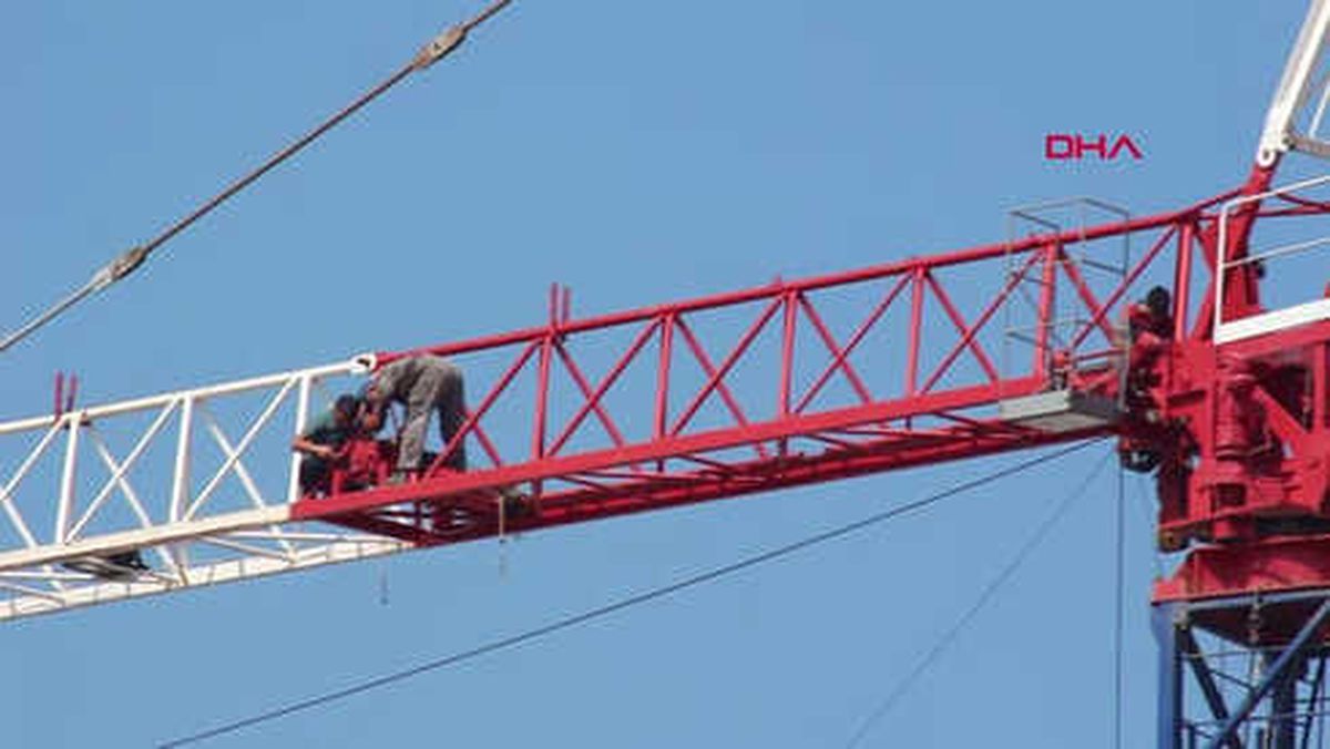 İstanbul Kule Vinçte Ölüme Meydan Okuyarak Tamir Yaptılar Hd