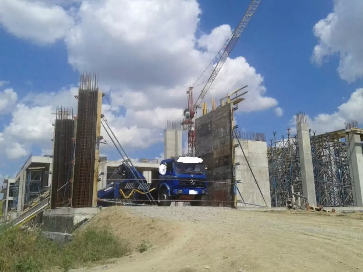Tekirdağ'da Vinç Devrildi, 1 İşçi Yaralandı